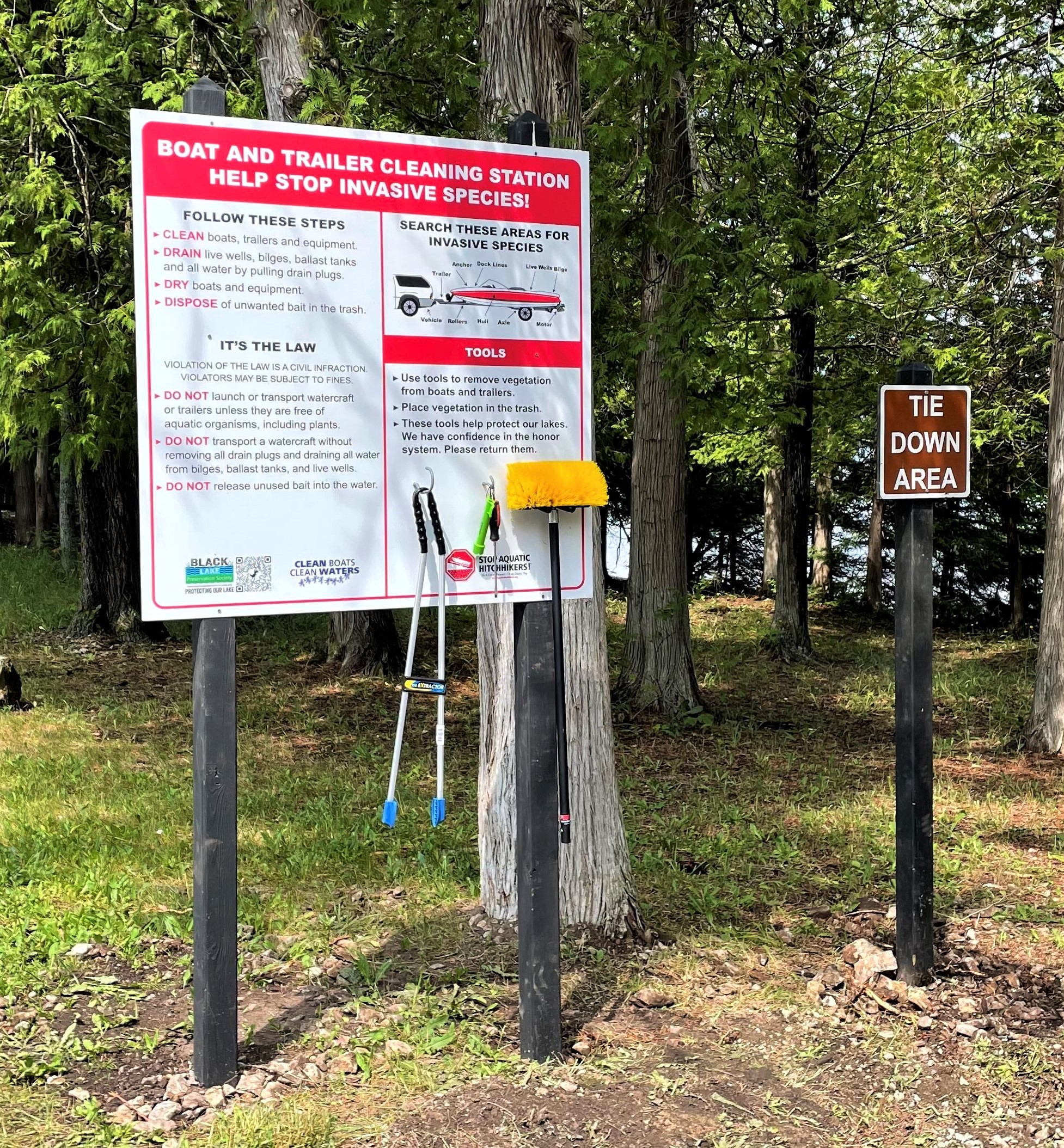 Boat cleaning station sign with instructions for boaters. 